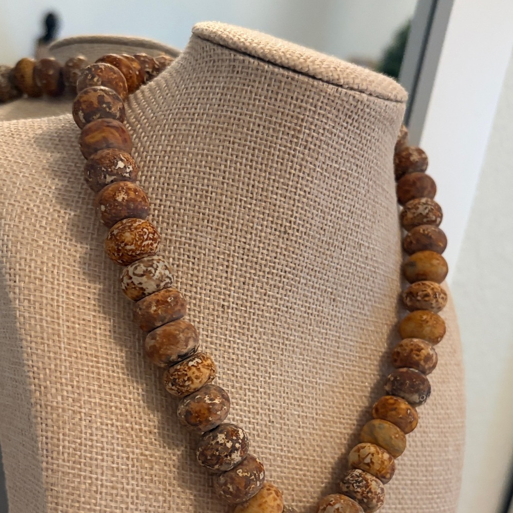 GORG Brown Stone Beaded Necklace with Yellow Gem stone Flower Pendant - Picture 6 of 8